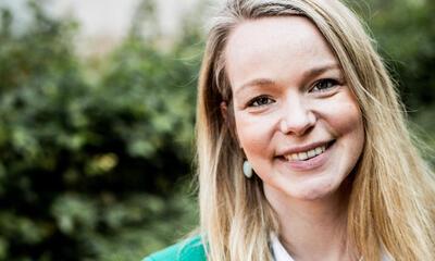Sanne met groen op de achtergrond