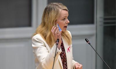 Sanne Van Looy met een yoghurtpotje in haar hand