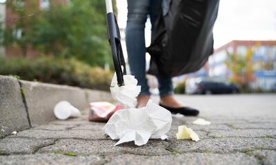 zwerfvuil wordt opgeraapt