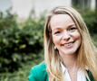 Sanne met groen op de achtergrond
