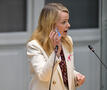 Sanne Van Looy met een yoghurtpotje in haar hand