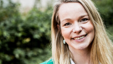 Sanne met groen op de achtergrond