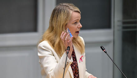 Sanne Van Looy met een yoghurtpotje in haar hand