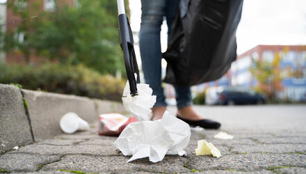 zwerfvuil wordt opgeraapt